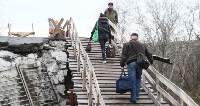 Пункт пропуска в Станице Луганской за сутки пересекли 2280 человек