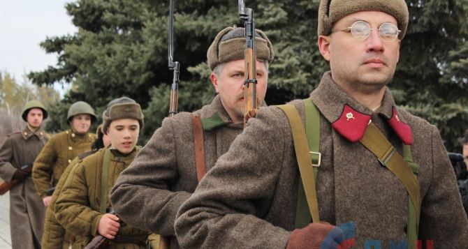 В Луганске прошел ретро-автопробег в честь воинов-освободителей города (фото)