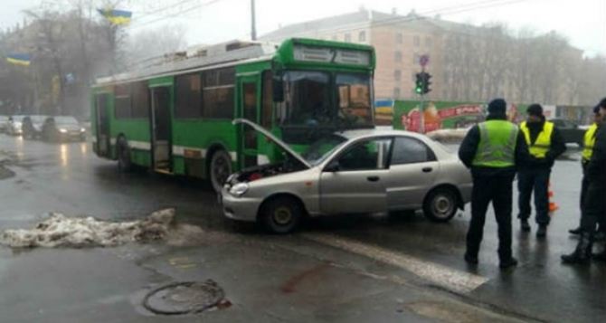 Троллейбус с пассажирами в Харькове попал в ДТП