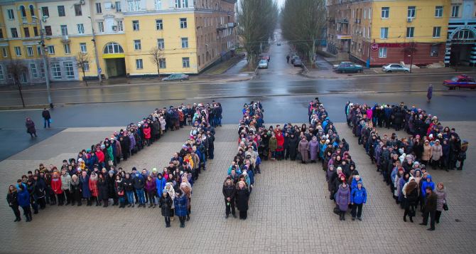 Жители Донецка выстроились в аббревиатуру «ДНР» в честь Дня всех влюбленных