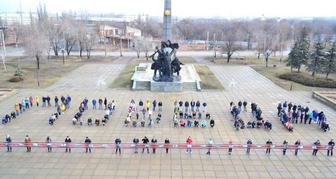 В Луганске день освобождения города от немецко-фашистских захватчиков отметили флешмобом
