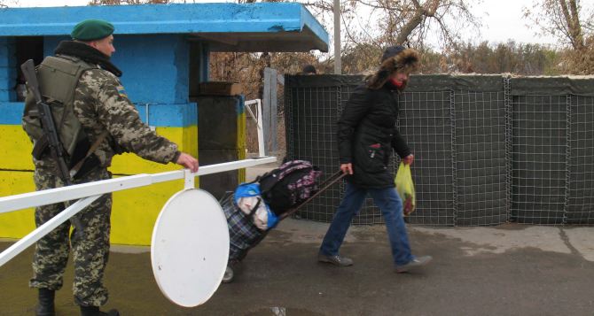 Пункт пропуска в Станице Луганской за сутки пересекли  человек