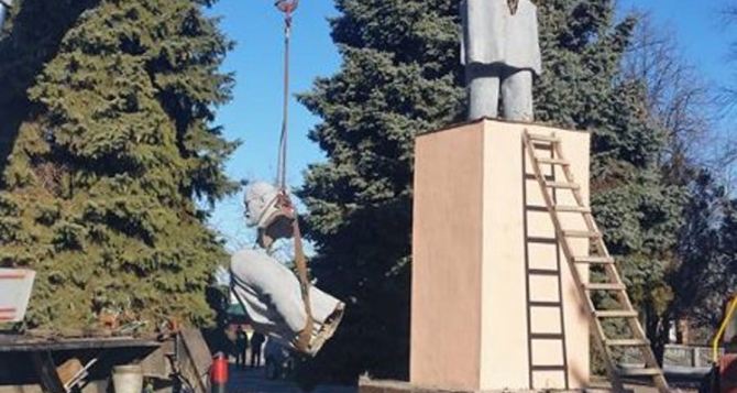 В Харьковской области демонтировали три памятника Ленину