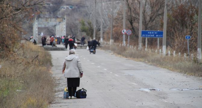 Луганчане жалуются на огромные очереди возле пункта пропуска в Станице