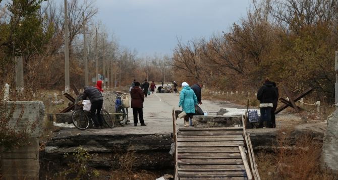 За сутки через пункт пропуска в Станице Луганской прошли 2535 человек
