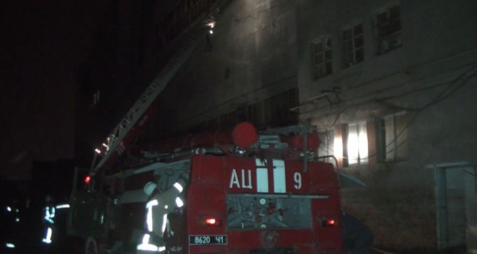 В Харькове почти шесть часов тушили пожар на текстильной фабрике (фото)