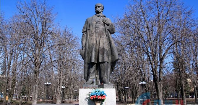 В Луганске отметили день рождения Тараса Шевченко (фото)