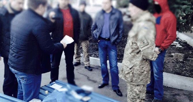 В Луганской области задержали полковника, который «крышевал» бизнес (фото)