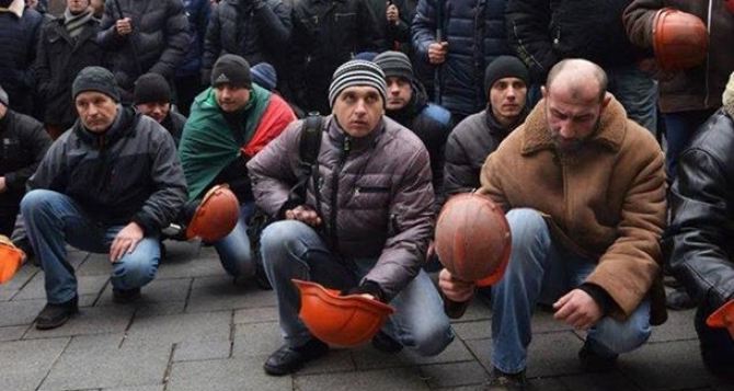 Украинские шахтеры пикетируют здание ВР