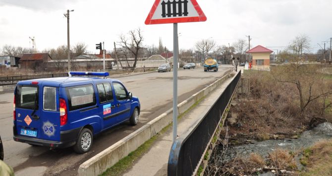 Луганские полицейские обезвредили гранату под автомобильным мостом (фото)