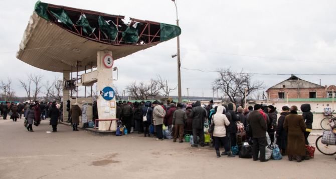 В Станице Луганской скапливаются многочисленные очереди на КПВВ (фоторепортаж, видео)