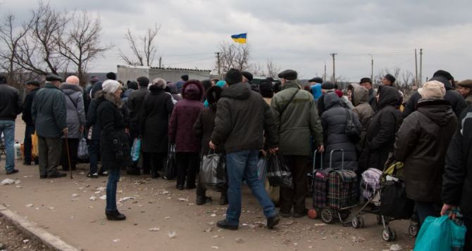 Поток людей через пункт пропуска в Станице Луганской бьет рекорды