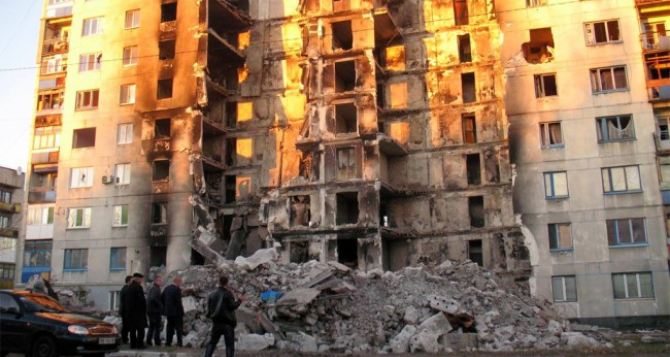 Многоэтажка, разрушенная обстрелами в Лисичанске, может рухнуть