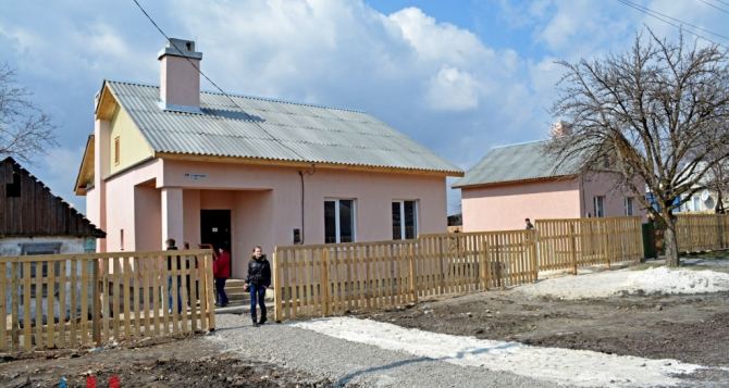 В Иловайске 32 семьи получили ключи от новых домов, построенных взамен разрушенных войной