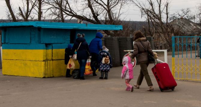 Через пункт пропуска в Станице Луганской за сутки прошли 2745 человек