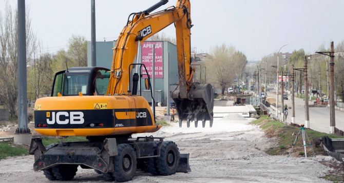 В Луганске продолжаются работы по строительству путепровода (фото, видео)