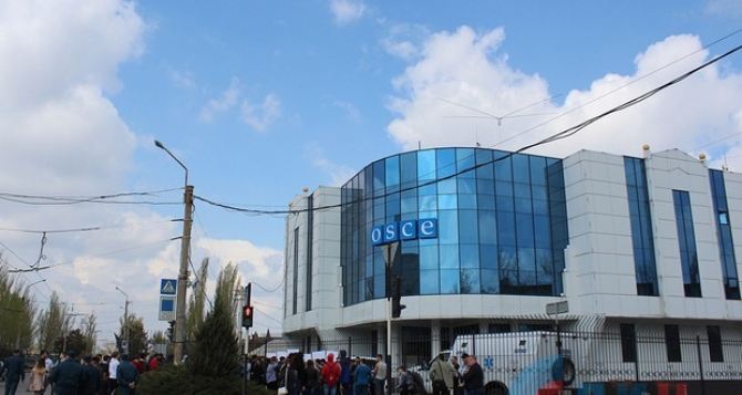 В Луганске пикетируют офис ОБСЕ