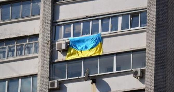 Харьковчане просят запретить вывешивать на балконах флаги