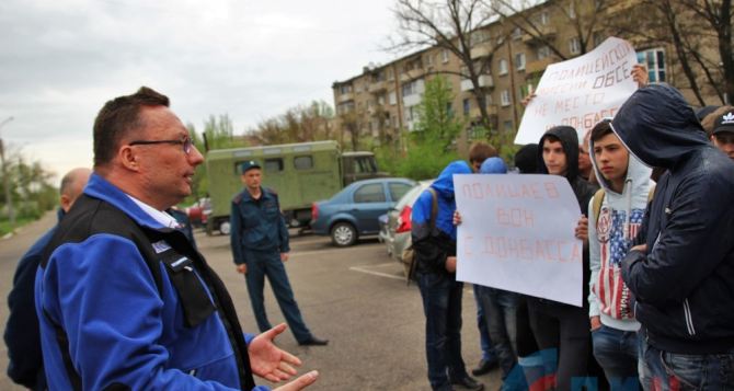 Подробности митинга возле офиса ОБСЕ в Луганске (фото)