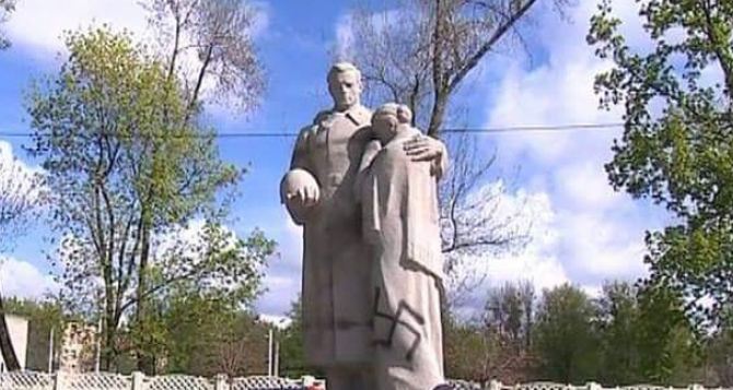 В Харькове вандалы разрисовали памятник у братской могилы погибших во Второй мировой войне
