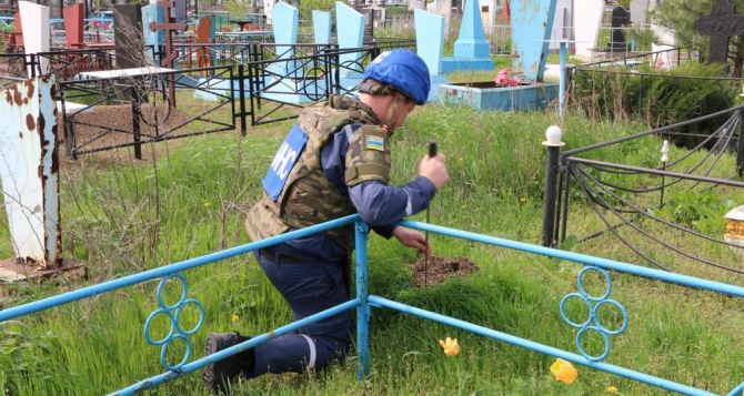В Донецкой области продолжается разминирование кладбищ (фото)