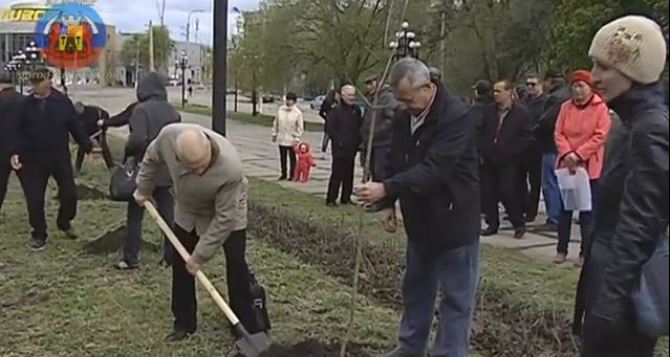 В Луганске открыли Аллею Памяти видео