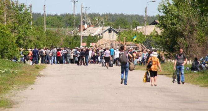 За сутки через пункт пропуска в Станице Луганской прошли 3030 человек