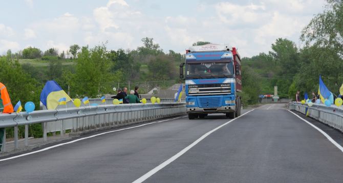 В Донецкой области реконструировали мост через реку Жеребец (фото)