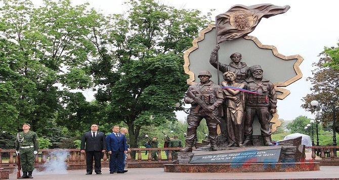В Луганске открыли памятник «Они отстояли Родину» (фото)