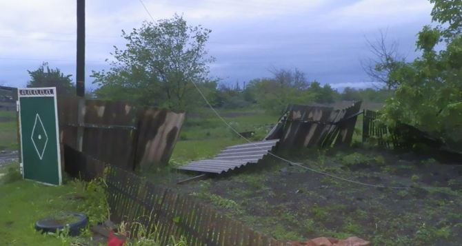 В Станично-Луганском районе ураган повредил 25 домов (фото)
