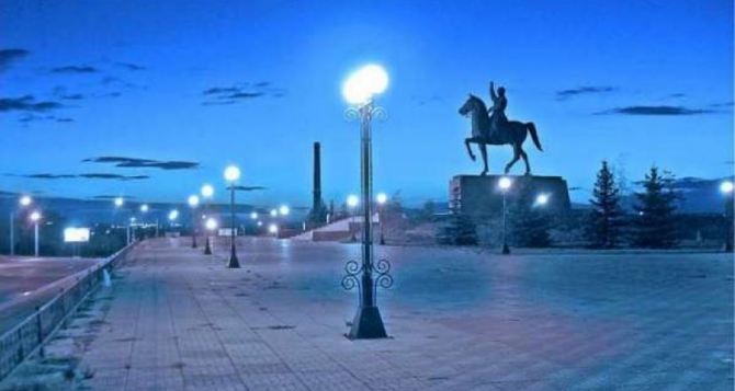 В Луганске повредили 13 фонарей возле памятника Ворошилову