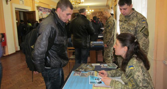 Больше тысячи контрактников отправили в армию из Харьковской области