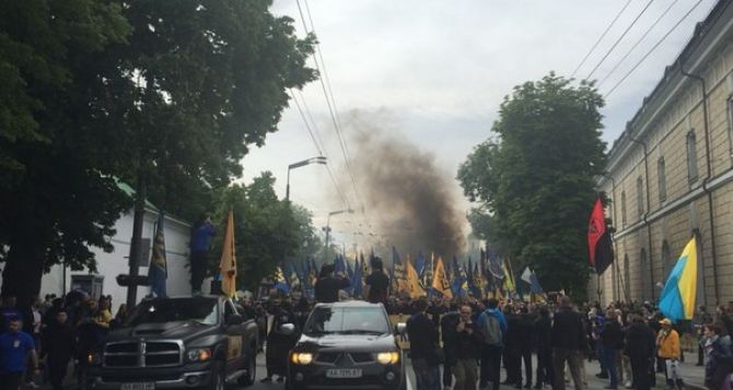 В Киеве проходит марш «Азова» против выборов на Донбассе