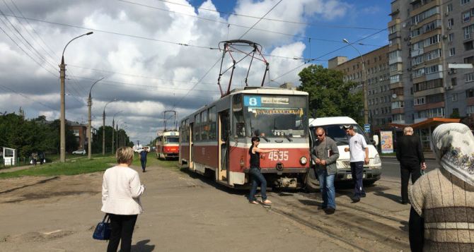 В Харькове трамвай врезался в микроавтобус (фото)