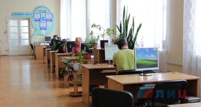 Здание библиотеки им. Горького в Луганске восстановили на 70% (фото)