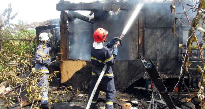 В Рубежном сгорел дачный дом (фото)