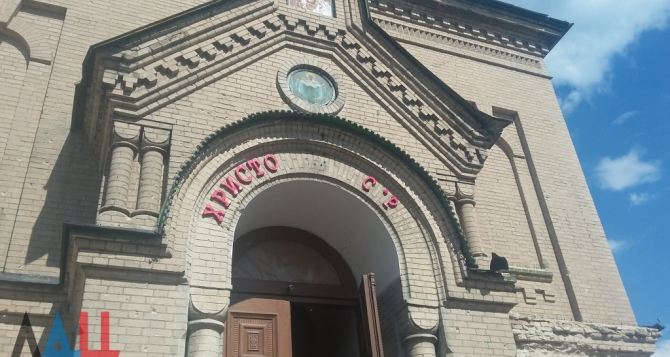 Свято-Покровский храм в Старомихайловке продолжил службу, несмотря на обстрелы