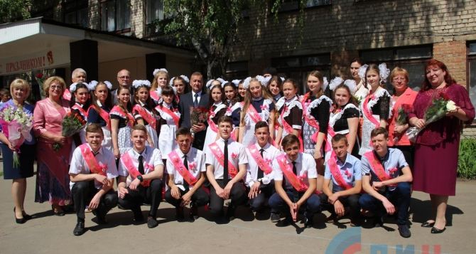 В школах Луганска прозвучал Последний звонок (фото)