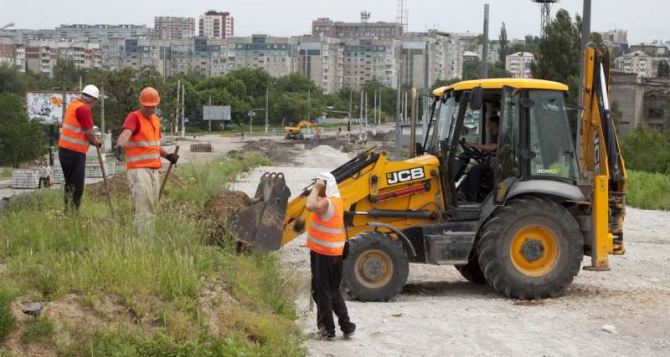 В Луганске продолжается строительство путепровода (фото)