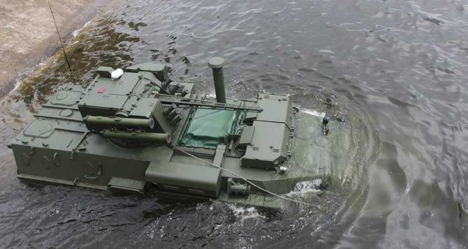 В Харькове испытали на плавучесть БТР-4 (фото, видео)
