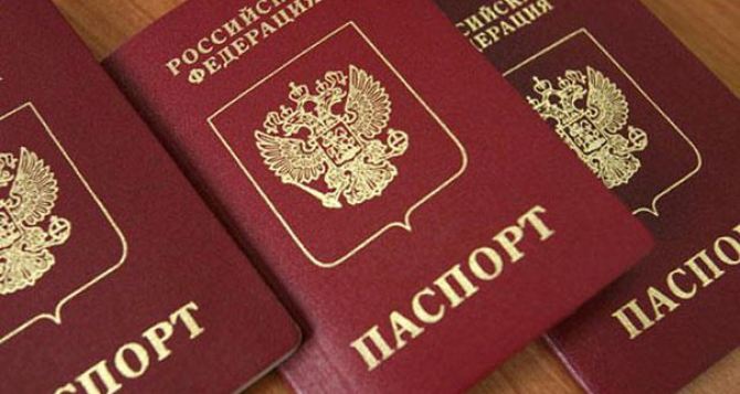Захарченко не исключил возможность выдачи в самопровозглашенной ДНР российских паспортов