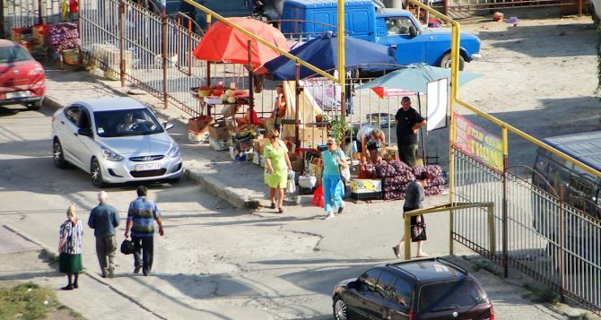 На 17-ти рынках Луганска торгуют на «самозахваченных» землях