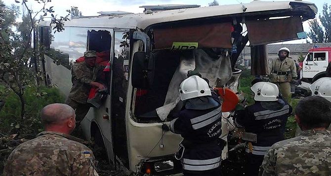 В Лисичанске пассажирский автобус столкнулся с грузовиком. Есть пострадавшие (фото)