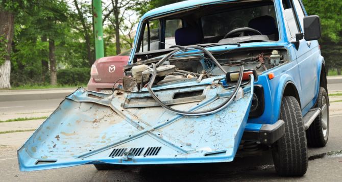 В Луганске пьяный водитель «Нивы» врезался в столб (фото)