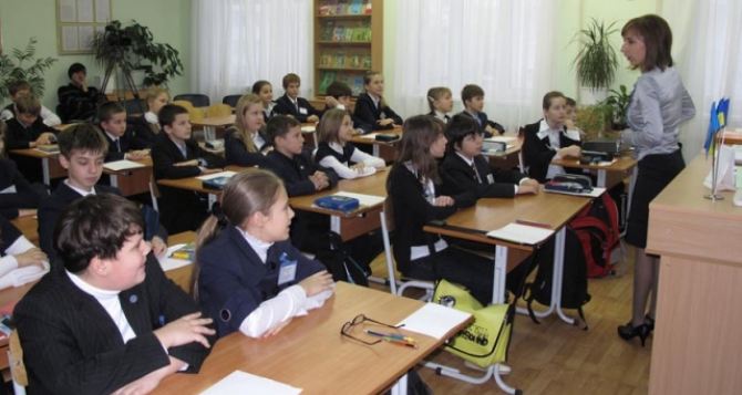 Украинским учителям обещают повысить зарплаты