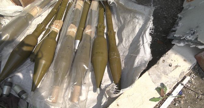 Под Луганском на территории заправки нашли склад боеприпасов