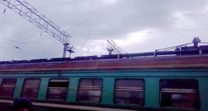 На железнодорожном вокзале загорелся вагон электропоезда «Родаково-Луганск» (фото)