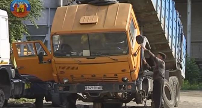 Коммунальщики Луганска восстанавливают спецтехнику (видео)