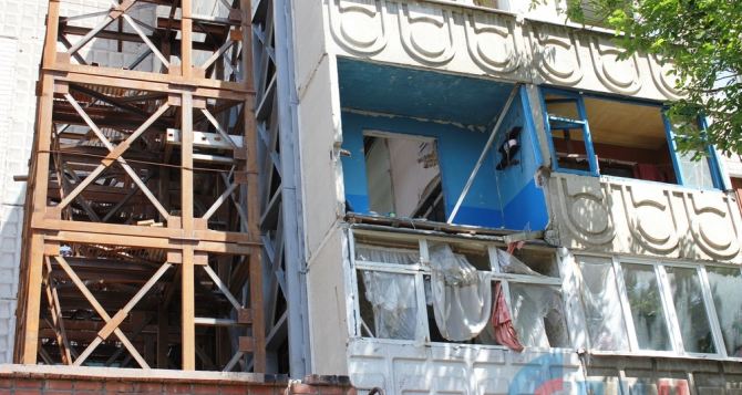 В Первомайске восстанавливают многоэтажные дома, поврежденные обстрелами (фото)