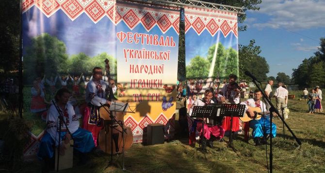 В Луганской области прошел фестиваль украинской народной игрушки (фото)